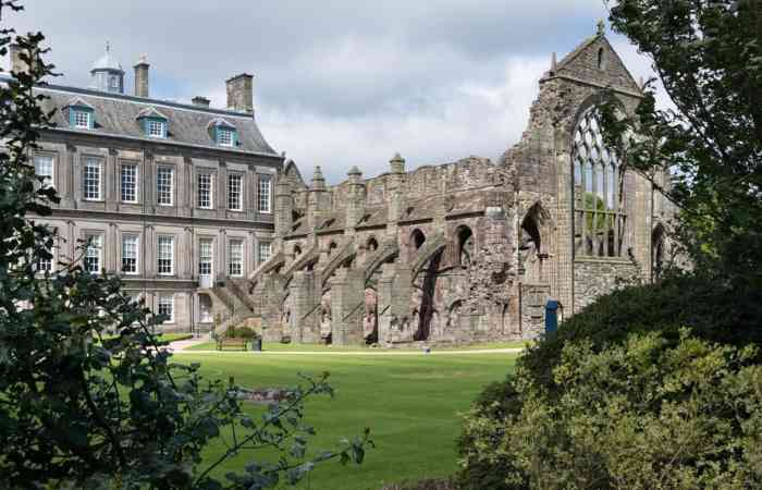 Holyrood Abbey 2 Hes 1 Year Use Small